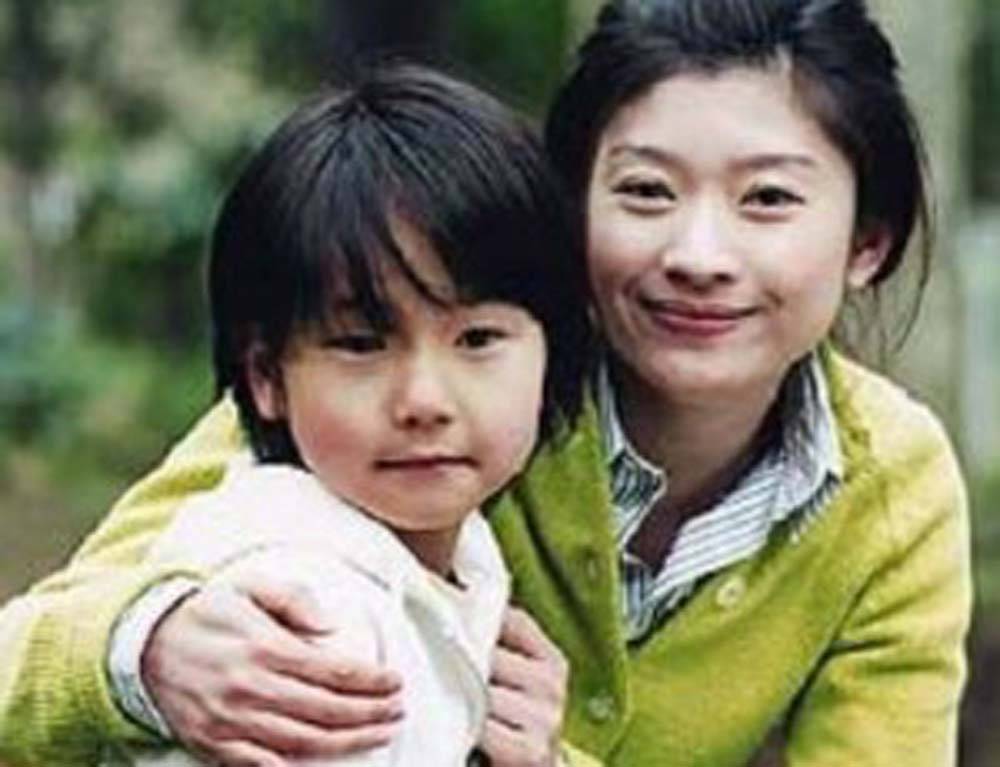 金魚妻 2004年，篠原涼子在《與光同行》飾演自閉兒的母親，首次升呢視后。