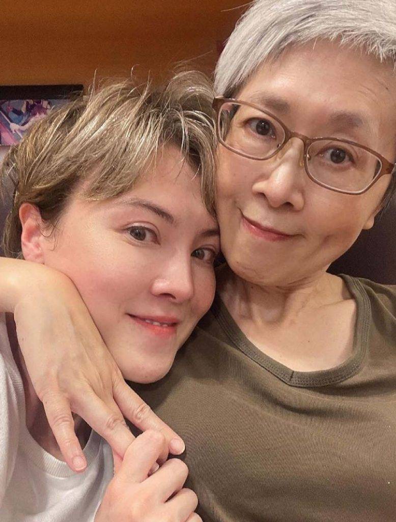 飛虎3壯志英雄 何慈茵的母親Wendy是香港人，所以何慈茵在香港土生土長，連中、小學都是讀中文學校。