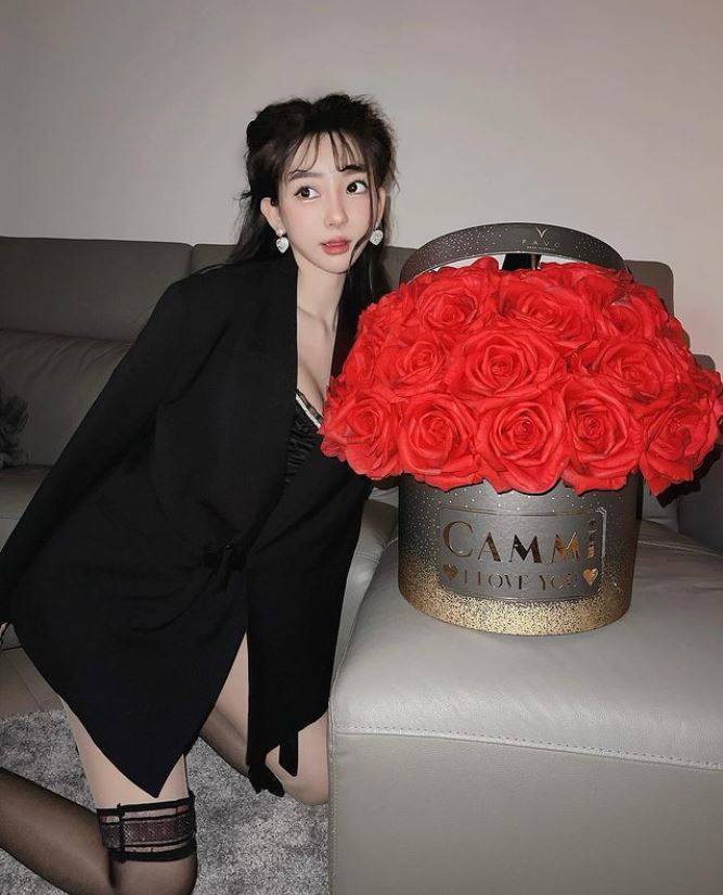 剛剛的情人節，Cammi大晒收紅玫瑰花的照片。