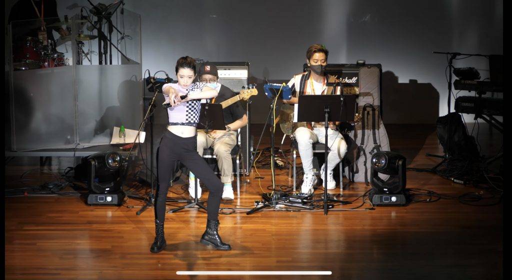 劉芷君 aster Aster劉芷君參加「回歸盃青少年拉闊歌唱大賽」，選唱《特務J》。