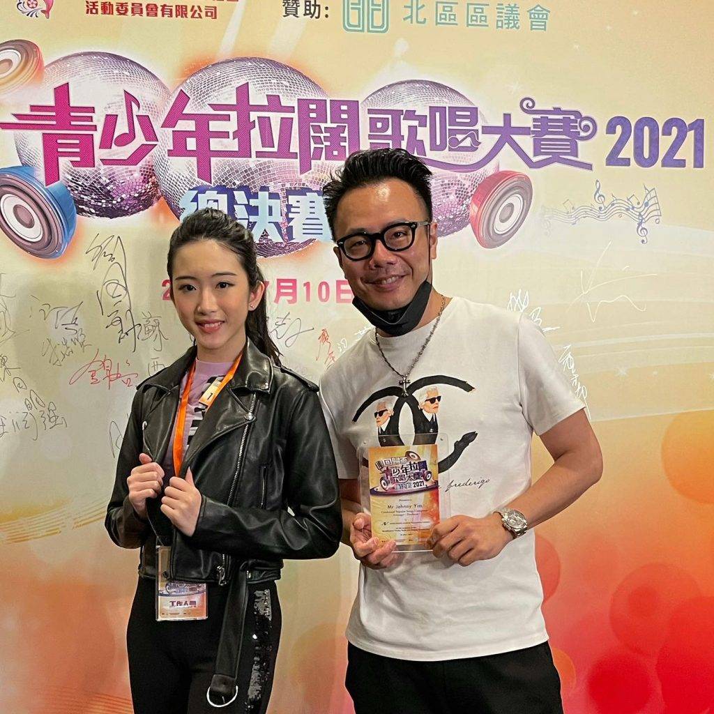 Aster 聲夢傳奇 聲夢JUNIOR 劉芷君去年7月參賽獲獎，與Johnny Yim合照。