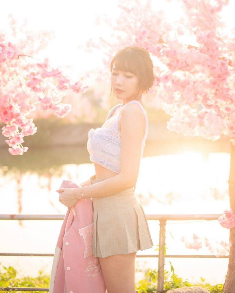 Lilian Kan 手織小背心，加櫻花粉色棒球外套。
