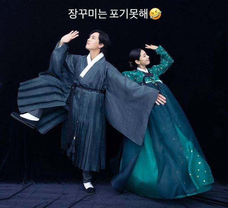 朴信惠及老公崔泰俊穿著傳統韓服拍照留念。