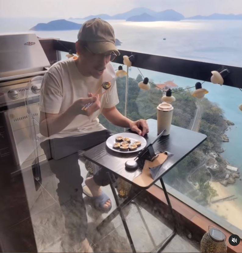 陳豪 從陳茵媺放上社交網的照片可見，陳豪在露台的小枱上用餐。
