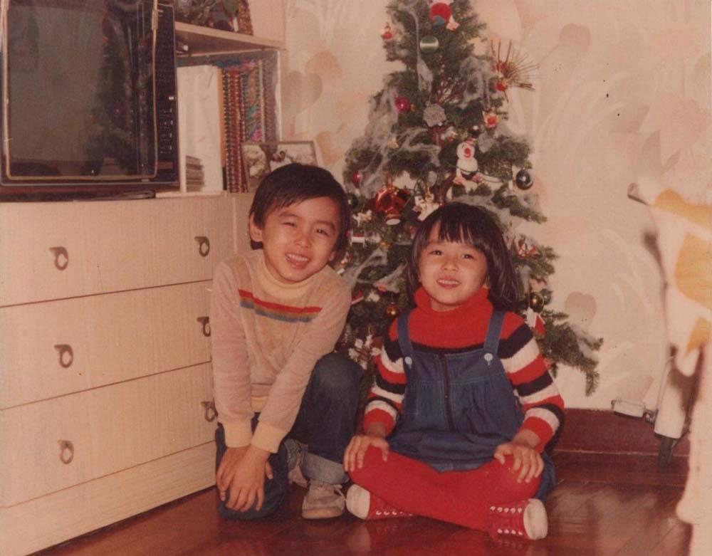 反起跑線聯盟 梁詠琪貼出與雙胞胎弟弟小時候的合照，笑指幼稚園時光的確無憂無慮、快樂自在！