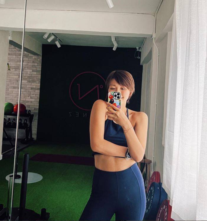  梁諾妍 梁諾妍在社交網上載最新合照，背景是在健身室內，可見她的小腹肌肉已歸位。