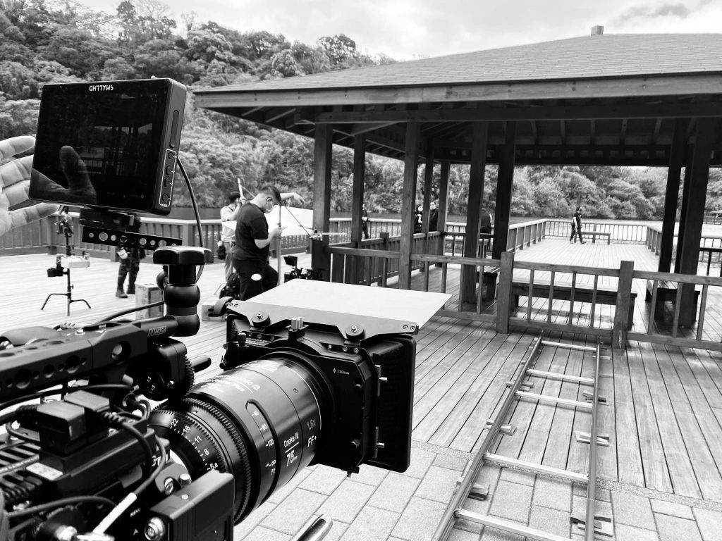 炎亞綸 導演柯翰辰po出張在拍攝場地的黑白照。