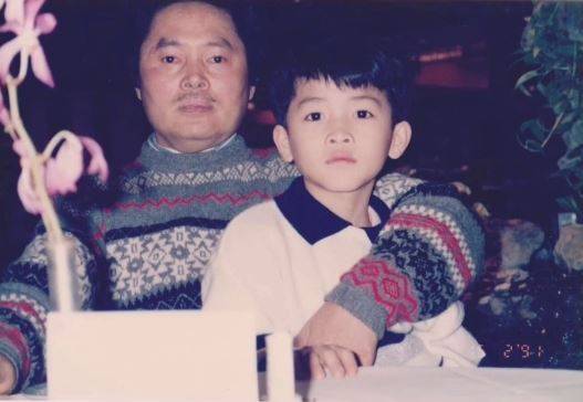超能使者 陳國峰 陳國峰日前把與亡父的多年合照放上社交網。