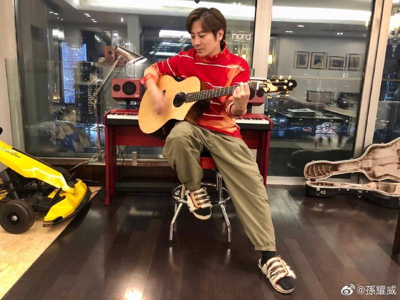 王祖藍 孫耀威在上海的寓所勁大，空間大到可以搵齊朋友返家夾band。