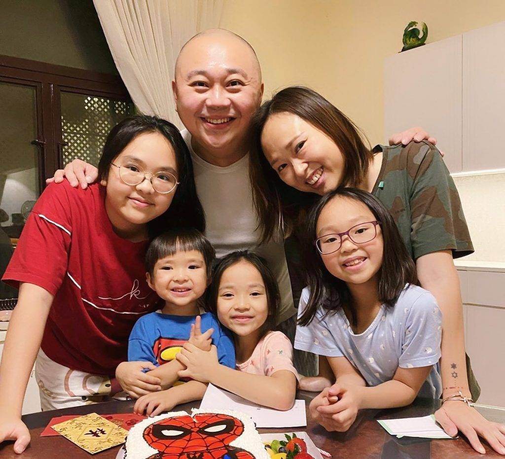 現年42歲的林盛斌向出名吸金能力強，同太太及4子女住九龍塘的三層獨立屋，一家六口幸福滿滿。