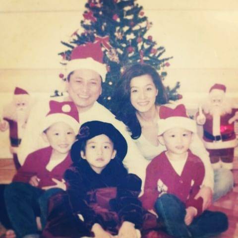 湯鎮業於1993年與中日混血兒姜坤結婚，育有一女及一對雙胞胎兒子，分別是湯愛嘉、湯君慈、湯君耀