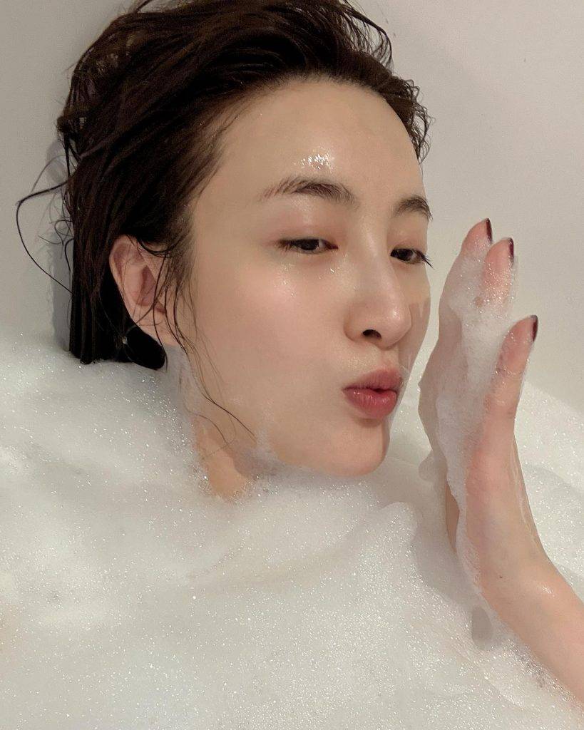 胡定欣 薇薇在節目播出街之前，更分享了一張浸浴相作為宣傳，認真畀面！