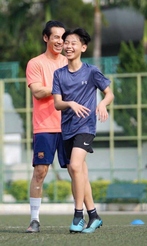 大仔徐朗現時在英國體育學校讀書，徐榮支持囝囝努力實現做足球員的夢想。