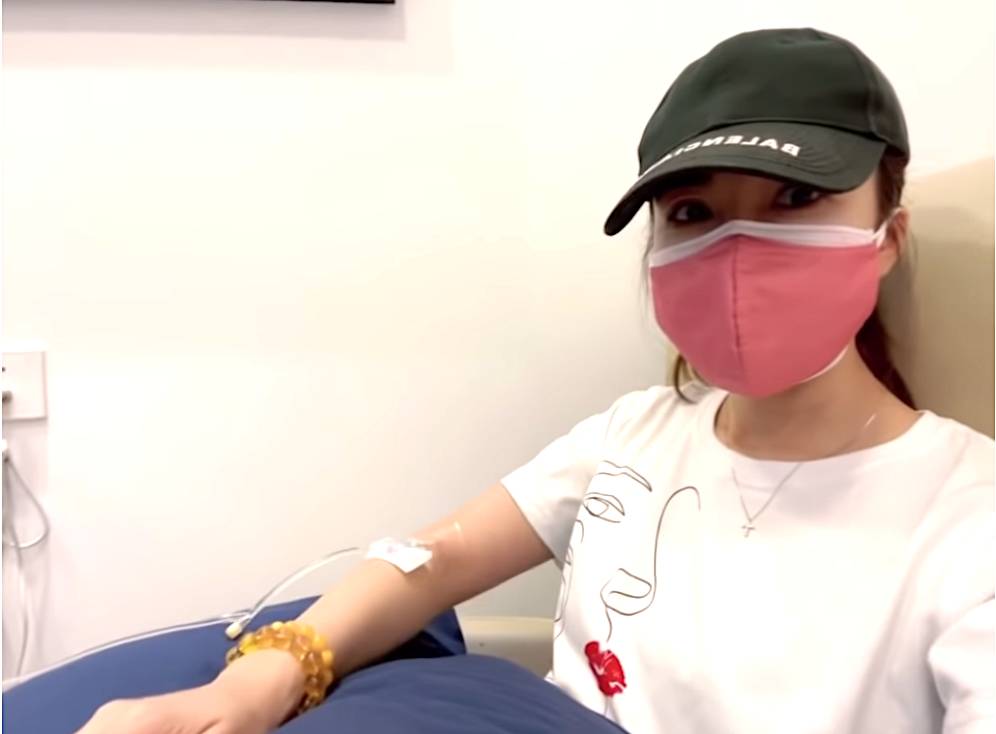 金宵大廈2 現年41歲的李施嬅日前交代自己患病的經過，見她戴上口罩、右手臂正插喉接受治療。