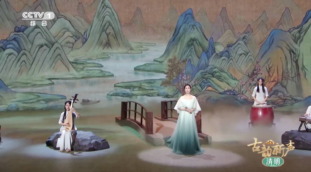 楊千嬅 48歲的千嬅刻意以仙女Look登場，加上煙霧瀰漫的舞台效果，猶如置身仙景一樣。