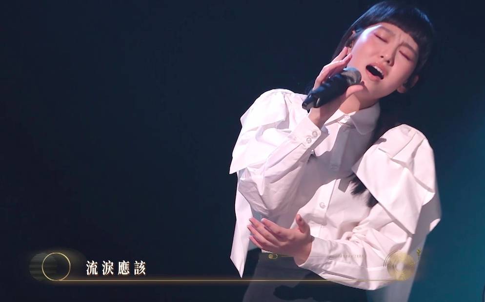 炎明熹 有指《香港金曲頒獎典禮2021/2022》因炎明熹歸港無期而延期舉行，因為TVB想等埋佢攞獎。