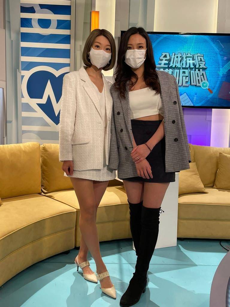林希靈左）和黃愷怡離巢無綫後再做同事，過檔開電視主持直播節目《全城抗疫講呢啲》。