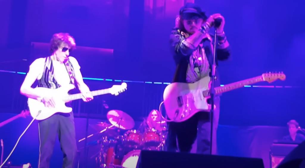 Johnny Depp Johnny Depp現飛到英國參與好友兼傳奇結他手Jeff Beck的演唱會作嘉賓。