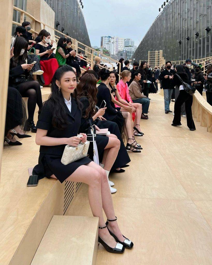 沈月 邱淑貞 沈月 沈月在首爾Dior時裝活動上坐頭排睇騷，又和眾多韓星合照。