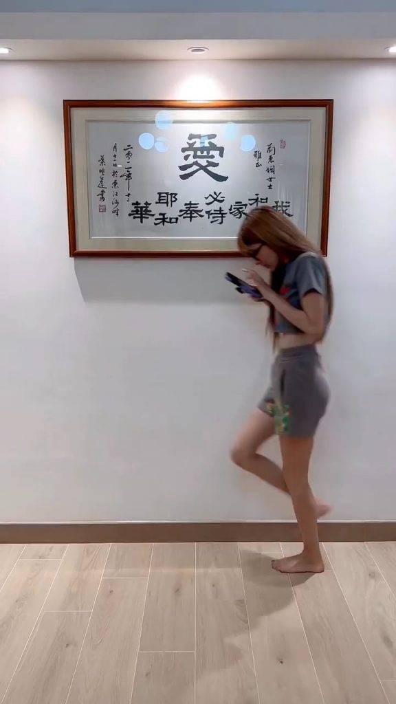 陳凱琳 另一邊潔白的牆上，掛有一幅寫著聖經金句的字畫。