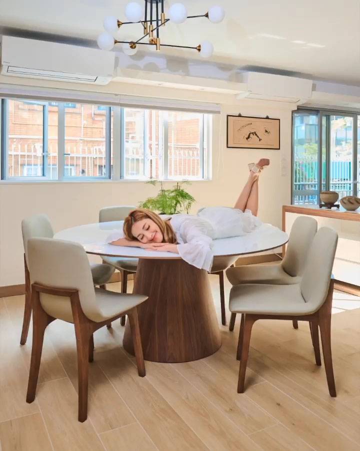 陳凱琳 豪宅 陳凱琳 陳凱琳之前也曾在社交網影過自己屋企個飯廳，飯廳中間放置了一張大圓枱，空間感十足。。