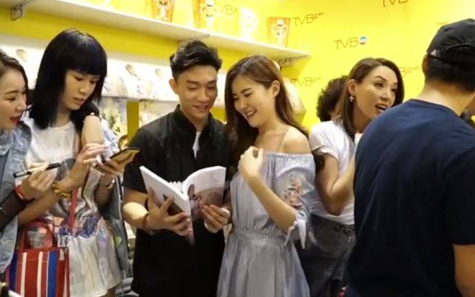 TVB 劉佩玥 認愛 劉佩玥 4年前劉佩玥在書展出書，周志文到場支持，二人情到濃時當其他人透明。