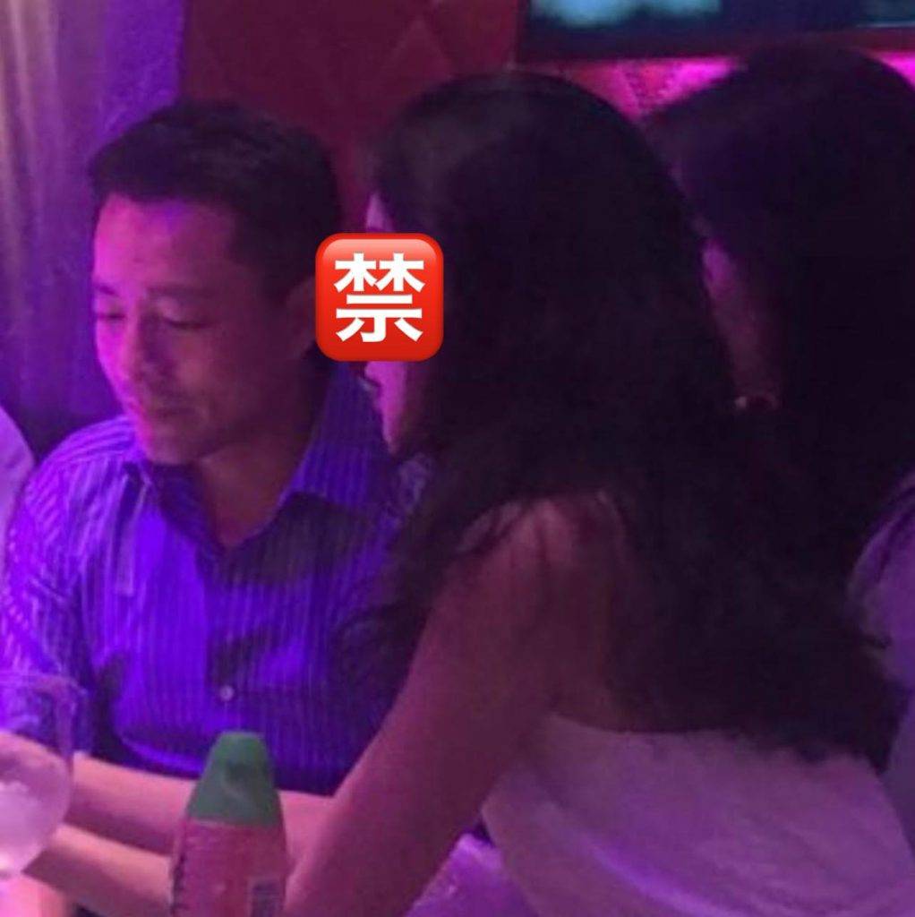 台灣記者葛斯齊爆料指，自已有汪小菲與離婚前偷食5位女生的照片。