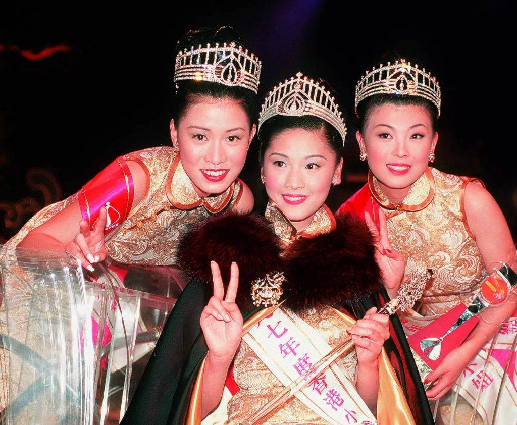 香港小姐 1997年港姐季軍佘詩曼、冠軍翁嘉穗、亞軍翁嘉穗