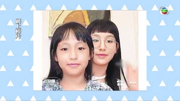 炎明熹 炎明熹在直播中召喚8歲胞妹入鏡，兩姊妹如同餅印，髮型都一樣。