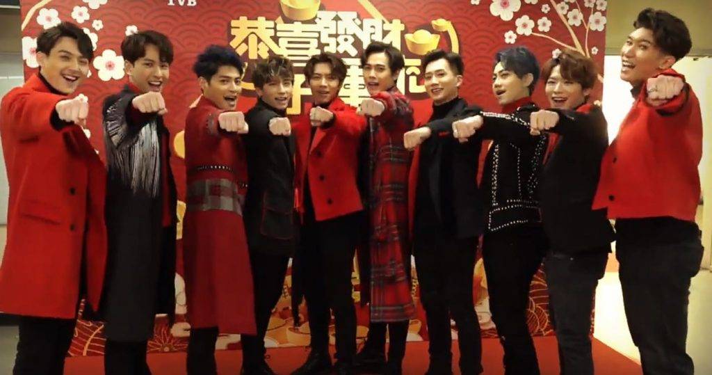 TVB 原本Super Tiger的成員包括有左起：林俊其、李紹堅、「賈明昇」鄒兆霆、「蔥頭」丘梓謙、羅天宇、許俊豪Lincoln）、曾展望GM）、魏柏豪、劉展霆Eden）及宋懿芳。