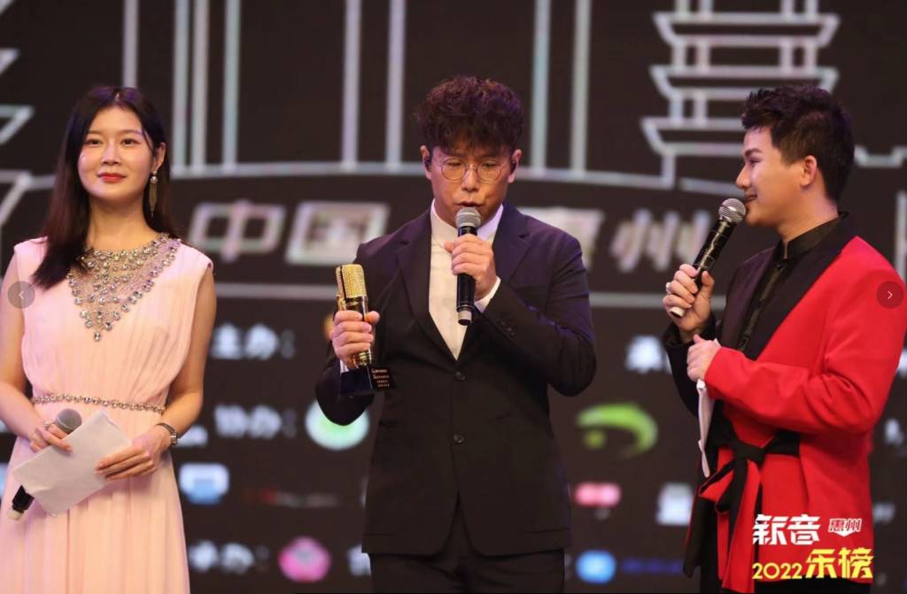 51歲林曉峰喺冇自己歌嘅情況下，獲惠州頒獎中「最受歡迎舞台演繹男歌手」獎。