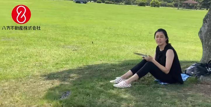 蒙嘉慧 日前，蒙嘉慧在Facebook分享了一條短片，介紹福崗的公園，見她好寫意咁，其實當日天氣又熱又曬，佢仲在社交網留言：「為咗一張相，曬咗一日。」
