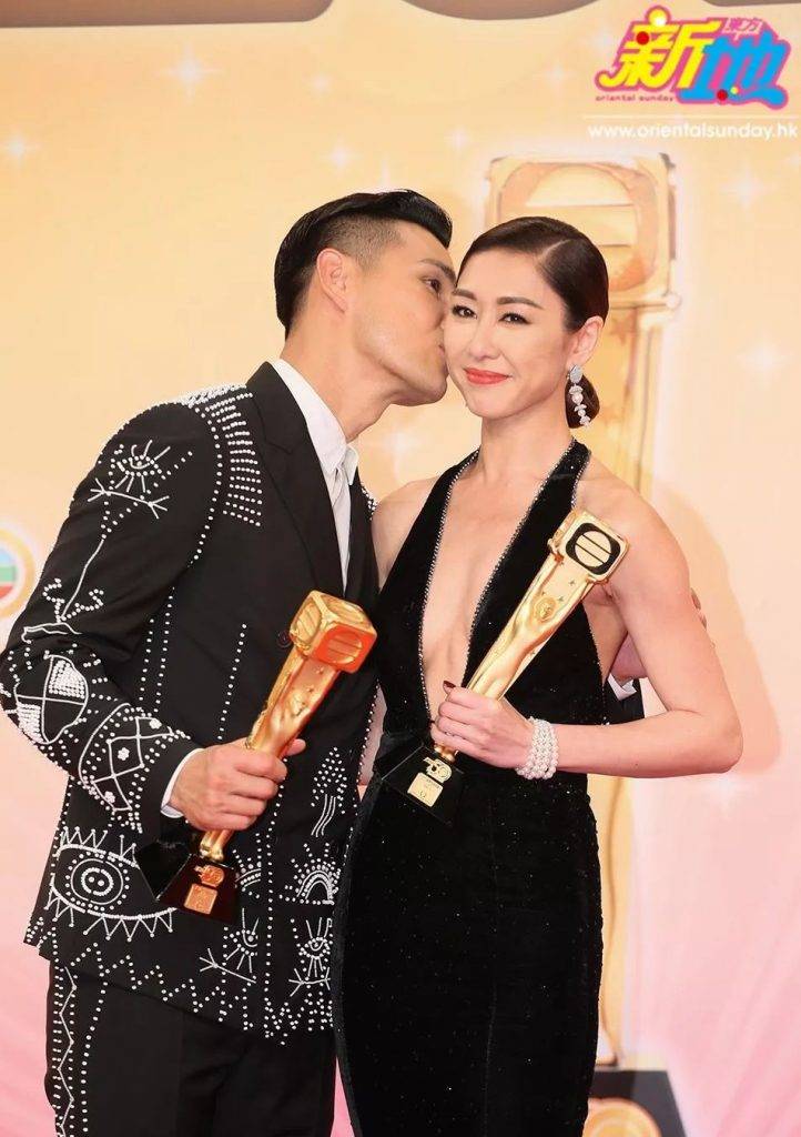 2016年陳展鵬與胡定欣雙雙獲頒視帝視后，更不避嫌在鏡頭前吻賀對方。