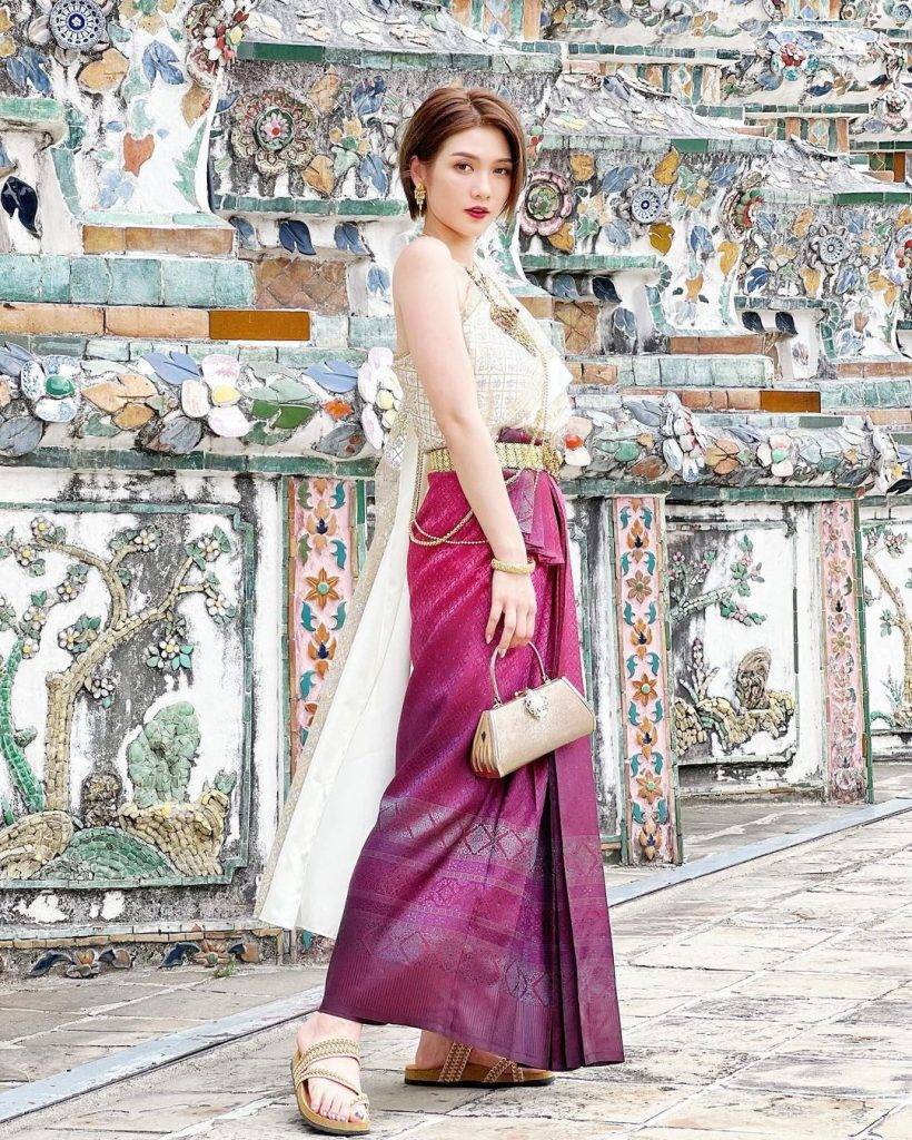 重新出發 沙律 沙律身穿泰國傳統服飾主持新節目。