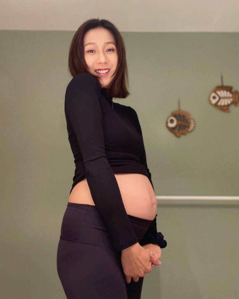 鍾嘉欣 鍾嘉欣近日公開孕照，留在加拿大安心養胎。