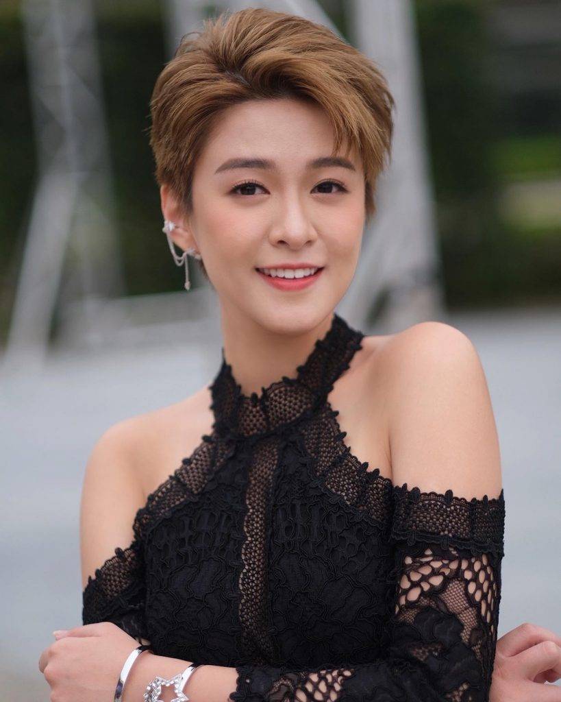 新四十二章 江嘉敏 江嘉敏去年底換上短髮新造型，有網民問她是否向前輩仙杜拉致敬。