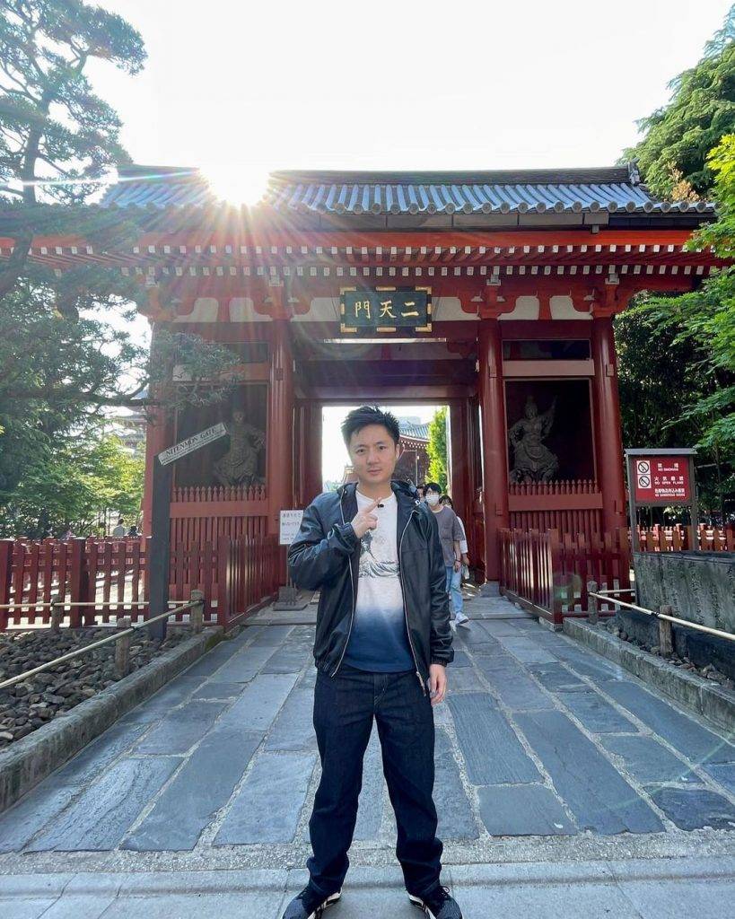 鍾培生今年4月開始到日本旅行，至今仍未回港，有傳媒指這段時間有一名叫Momona的女伴同遊。