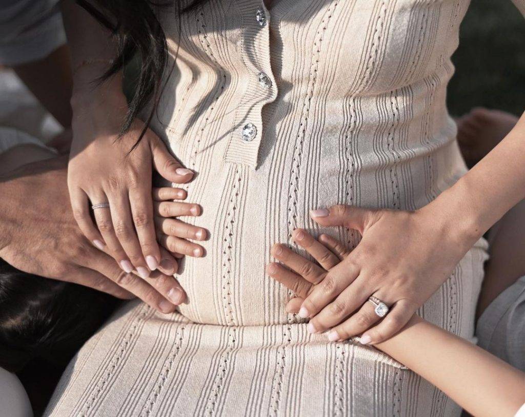 吳雨霏 吳雨霏更公開一張懷孕時的照片，一家四口一齊輕撫她的巨肚，構圖好溫馨。