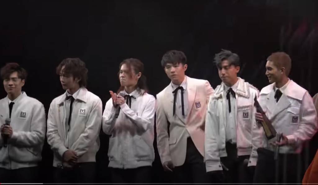 陳卓賢 有網民翻出Ian於初舉行的叱咤頒獎禮上黑面，即使在台上表演時一樣黑口黑面，與其他成員形成強烈對比。