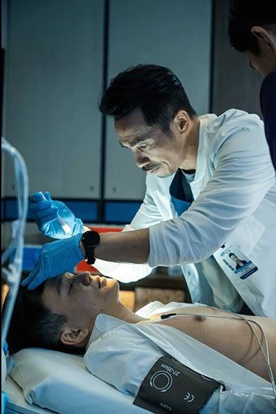 白色強人2 唐詩詠 陳豪新加入扮演型佬醫生，希望能力挽狂瀾救收視。