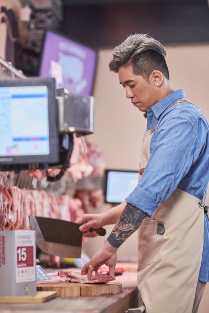 威威 荃灣豬肉檔 威威 威威在廣告中做回老本行分割豬肉，展現出強勁的臂力。