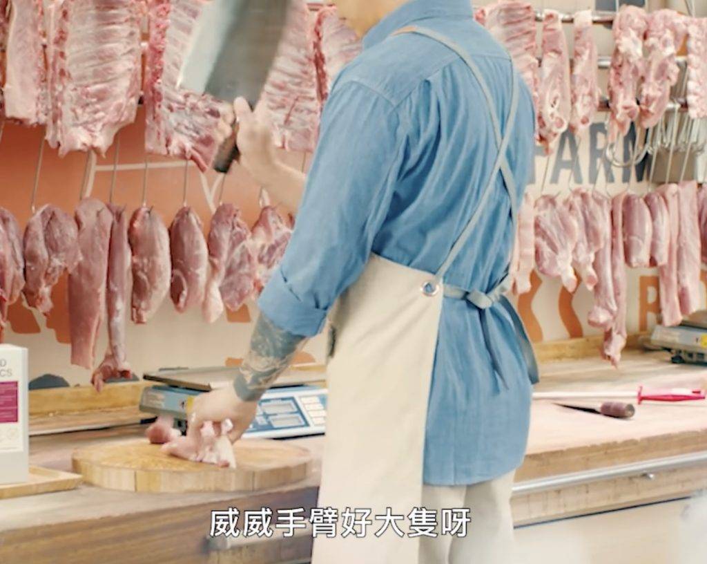 荃灣豬肉佬阿威 威威 荃灣豬肉檔 威威 廣告商指威威從一個街市的肉類分割員成為話題人物，情況十分獨特，因此決定把這真實故事描述成廣告主軸。