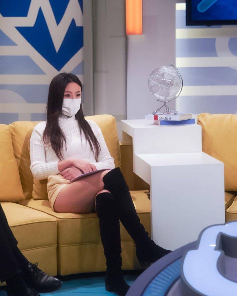 一線搜查 黃愷怡早前主持香港開電視節目《全城抗疫講呢啲》時，曾大騷美腿。