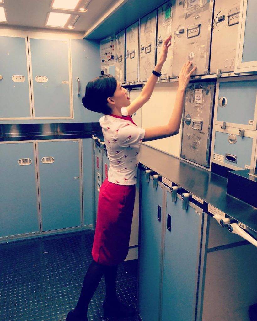 戀愛Staycation 甄茵曾做空姐，在fb上載工作照。