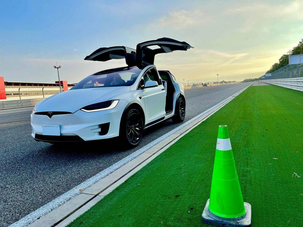 林志穎 林志穎今早駕白色Tesla Model X時不幸發生嚴重車禍