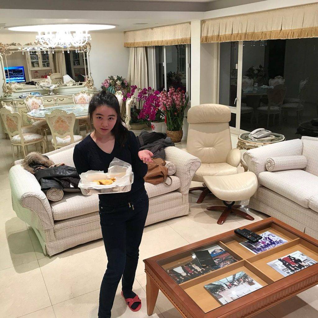 香港小姐2022 張光怡 Chloe家住半山豪宅，客廳連飯廳寬敞優雅。