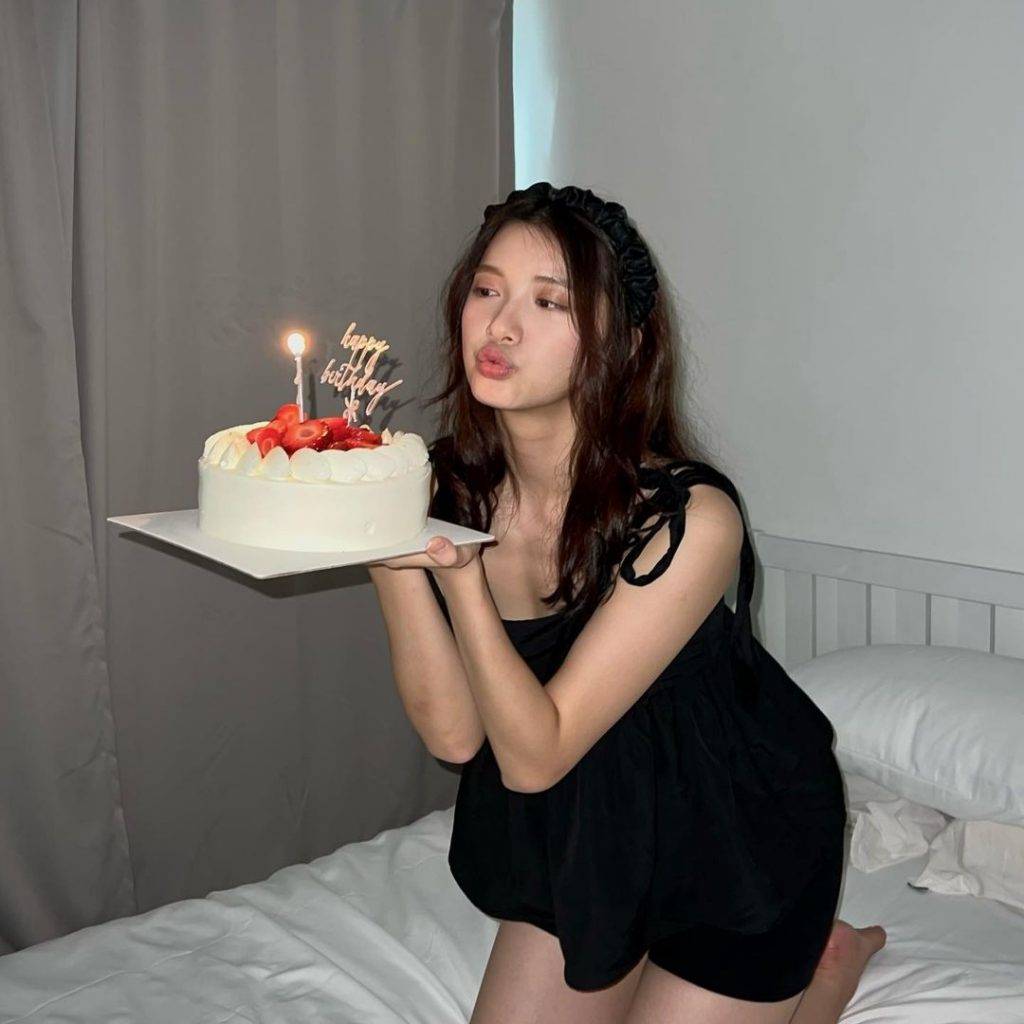 林宣妤上周度過26歲生日，在床上捧蛋糕慶祝。