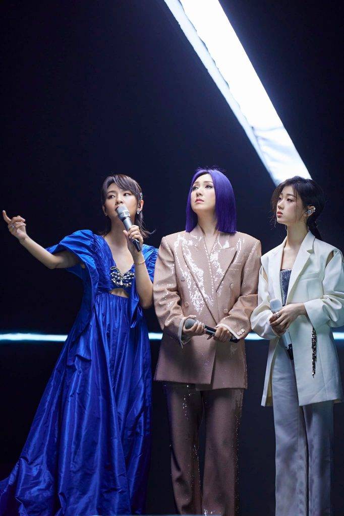 周筆暢、楊千嬅與單依純合唱《高山低谷》remix《歡樂今宵》，以周筆暢彩藍戰裙最搶鏡。