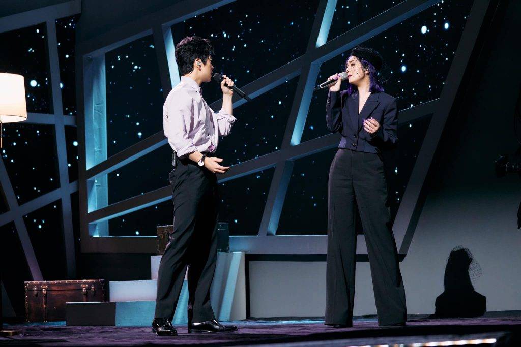 楊千嬅與李健合唱《風起似水流年》。