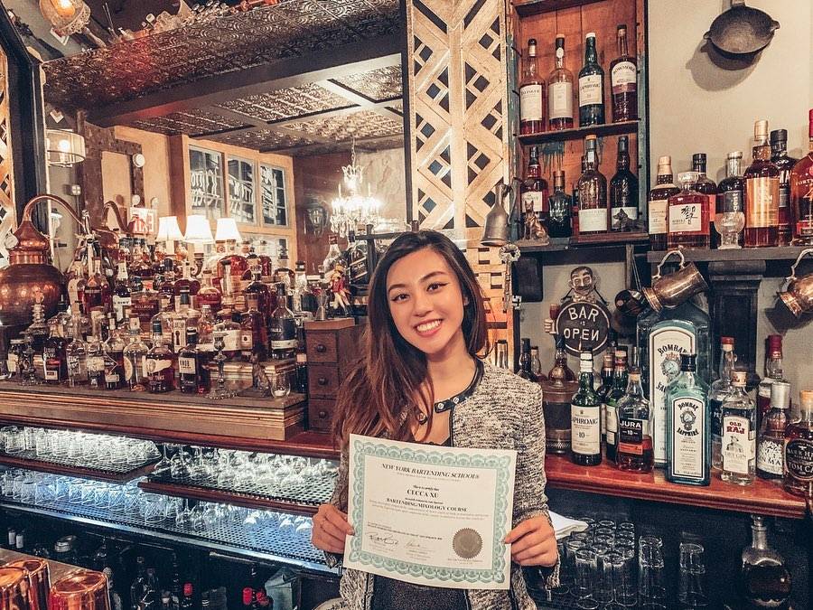 香港小姐 許子萱2020年考獲調酒師資格，她在IG留言想開一間酒吧。